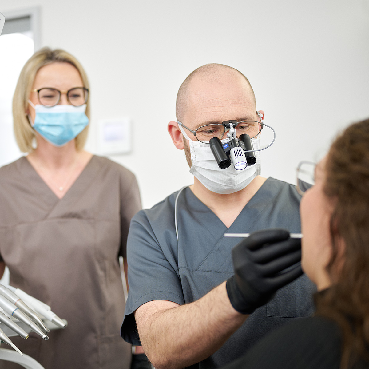Zahnarztteam Dentafamily in Wiesentheid: Erfahrener Zahnarzt untersucht kompetent einen Patienten in der Zahnarztpraxis.