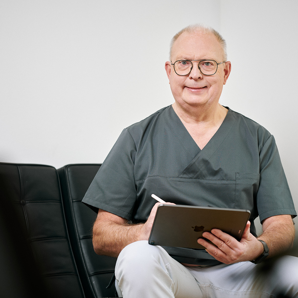 Zahnarzt Dentafamily Wiesentheid plant Ihre Zahnbehandlung digital am Tablet.