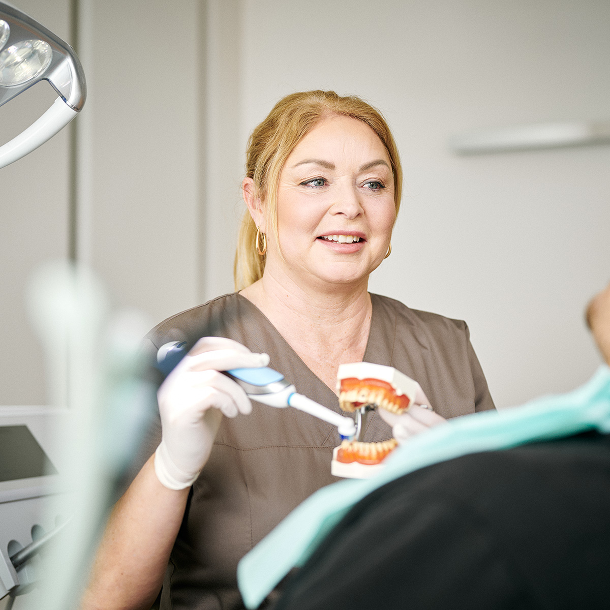Zahnärztin Dentafamily Wiesentheid erklärt Mundgesundheit anhand eines Zahnmodells. Wir geben Ihnen Tipps für die richtige Zahnreinigung.