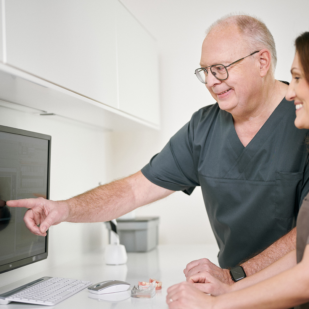 Zahnarzt Dentafamily in Wiesentheid erklärt Behandlungsplan. Moderne Zahnarztpraxis mit digitaler Röntgentechnik für Ihre Mundgesundheit.